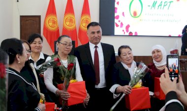 Жалал-Абад облусунун башчысы Аялзатын куттуктап белек берди