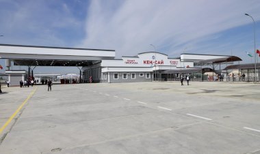 Кыргызстан менен Өзбекстандын мамлекеттик чек арасындагы кайрадан жаңыдан курулган “Кең-Сай – унаажол” жана “Уч-Курган – унаажол” көзөмөлдөө-өткөрүү пункттары ачылып, иши жанданды.