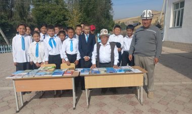 Абдымомун Калбаев туулуп өскөн айылындагы мектепке барды