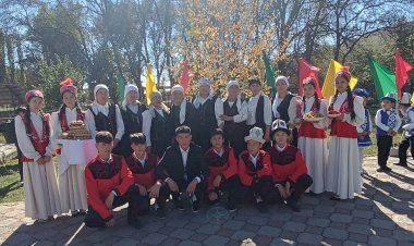 Сузакта мектеп окуучулары элдик китеп кана түптөштү