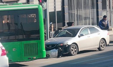 Жалал-Абадда жүргүнчү ташыган коомдук автобус жол кырсыгына кабылды