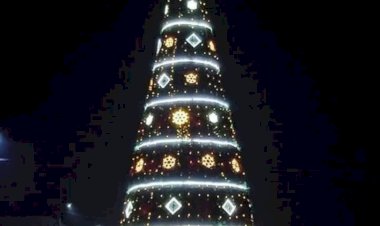 Кербен шаарында бийиктиги 16 метр болгон жаңы жылдык балаты жандырылды