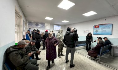 «Түнкү 2-3тө келип кезекке турушат» Жалал-Абадда  транспорт каражаттарын каттоо бөлүмүндөгү эрежелерге өзгөртүүлөр киргизилет