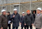 Облус башчы Тилек Текебаев Таш-Көмүр шаарында ипотекалык үй катары капиталдык оңдоодон өткөрүлүп жаткан имараттагы жумуштар  менен таанышты.