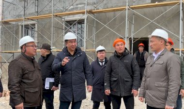Облус башчы Тилек Текебаев Таш-Көмүр шаарында ипотекалык үй катары капиталдык оңдоодон өткөрүлүп жаткан имараттагы жумуштар  менен таанышты.