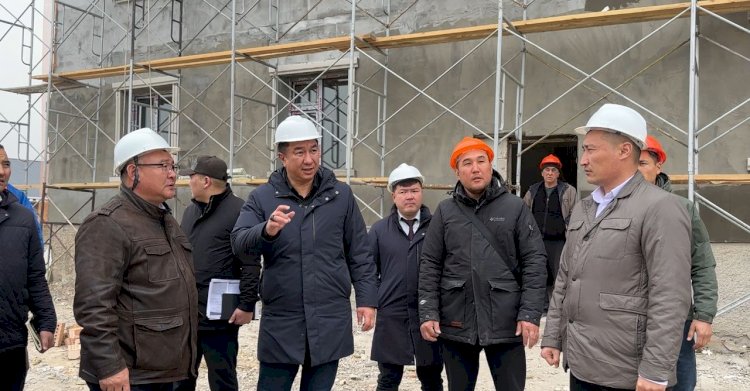 Облус башчы Тилек Текебаев Таш-Көмүр шаарында ипотекалык үй катары капиталдык оңдоодон өткөрүлүп жаткан имараттагы жумуштар менен таанышты.