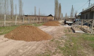 Аксыда жергиликтүү тургун айылдын ички жолдоруна 90 «Хово» шагыл төгүп, оңдоп жатат