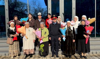 Жалал-Абад: милиция кызматкерлеринин апалары сыйланды