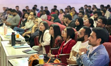 Жалал-Абадда жол милициясы чет өлкөлүк студенттерге жол кыймылынын эрежелерин сактоо боюнча түшүндүрүү иштерин алып барып жатышат