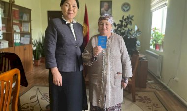 Жалал-Абадда Таджикстандык этникалык кыргызга кайрылман күбөлүгү берилди