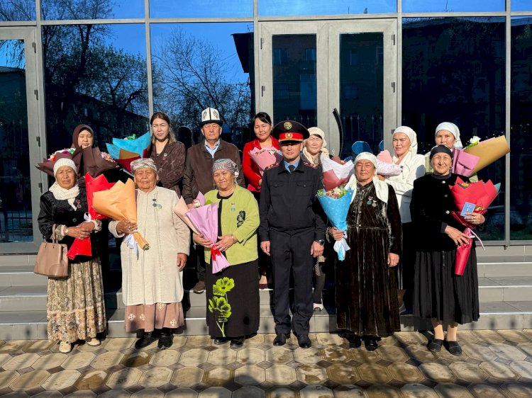 Жалал-Абад: милиция кызматкерлеринин апалары сыйланды