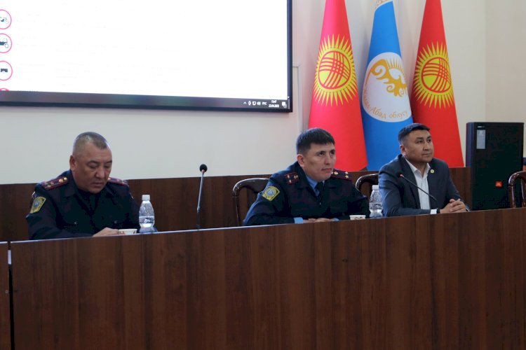 Жалал-Абадда мамлекеттик кызматкерлерге жол эрежелери боюнча түшүнүк берилди
