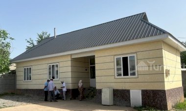 Сузакта мектепти аяктаганына 20 жыл болгон бүтүрүүчүлөр, ден-соолугунан майыптыгы бар классташына 3 бөлмөлүү үй салып беришти