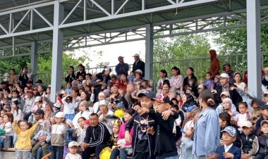 Тогуз-Тородо 1-июнь Балдарды коргоо күнүн утурлай миңдей балага балмаздак таратылып, театралдаштырылган көрүнүш, оюш-зоок уюштурулду