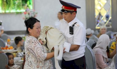 Жүрөктү элжиретип: Жалал-Абад милициясы мүмкүнчүлүгү чектелген балдарга жагымдуу маанай тартуулашты (фоторепортаж)