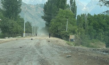 «Бир айдан бери чаң басып жатат» курулушу солгун жүрүп жаткан «Арстанбап-Базар-Коргон» унаа жолунун курулушу жергиликтүүлөрдүн нааразычылыгын жаратты