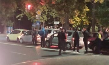 Жалал-Абадда 4 унаанын катышуусунда жол кырсыгы орун алып, жараат алгандар бар