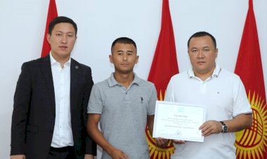 Жалал-Абадда турак жайы күйгөн жана унаасы автокырсыкка кабылган жарандарга сертификаттарды тапшырылды