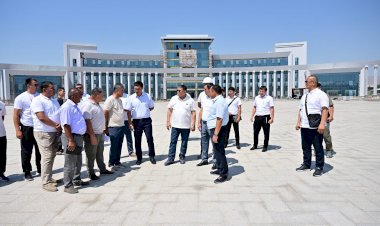 Камчыбек Ташиев Жалал-Абад шаарындагы жаңы административдик имараттын курулушунан кабар алды