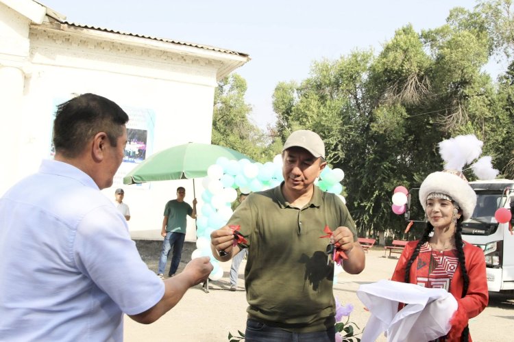 Тилек Текебаев Шамалдуу-Сай шаарына жаңы атайын техникаларды тапшырды