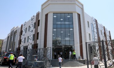 А. Касымалиев Жалал-Абаддагы курулушу аяктоо алдында турган сүрөт мектеби менен таанышты сүрөт баян