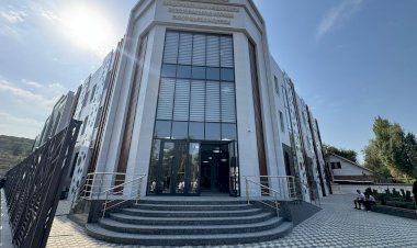 Президент Садыр Жапаров Жалал-Абаддагы көркөм сүрөт жатак мектеп-интернатын ачты (сүрөт баян)