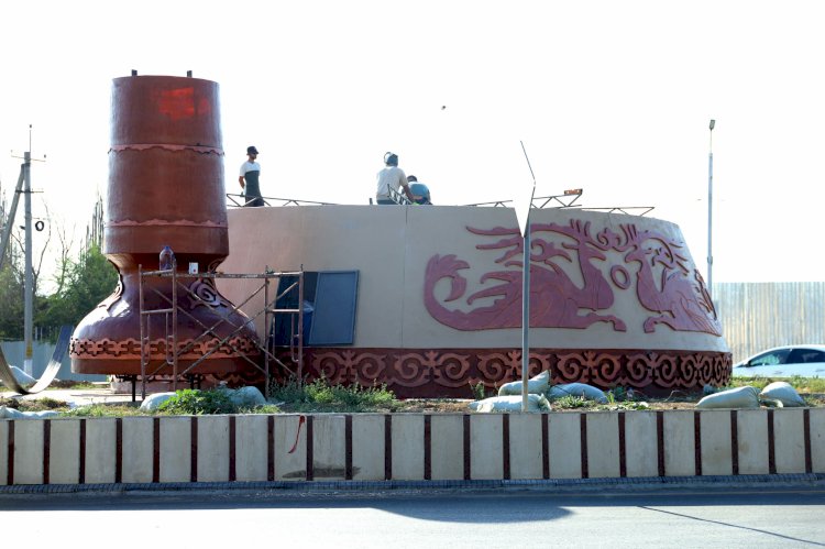 Жалал-Абад: "Улуттук дем - дүйнөлүк деңгээл" стеласы орнотулууда