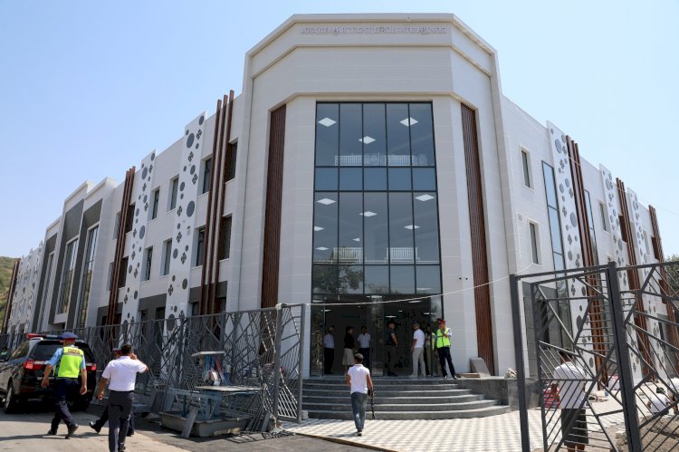 А. Касымалиев Жалал-Абаддагы курулушу аяктоо алдында турган сүрөт мектеби менен таанышты сүрөт баян