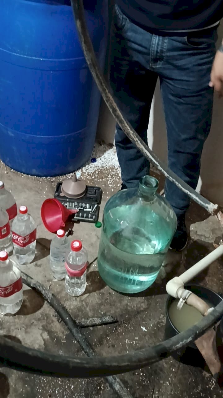 Таш-Көмүрдө жасалма жол менен спирт ичимдигин даярдаган жарандар кармалды