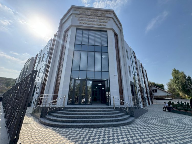 Президент Садыр Жапаров Жалал-Абаддагы көркөм сүрөт жатак мектеп-интернатын ачты (сүрөт баян)