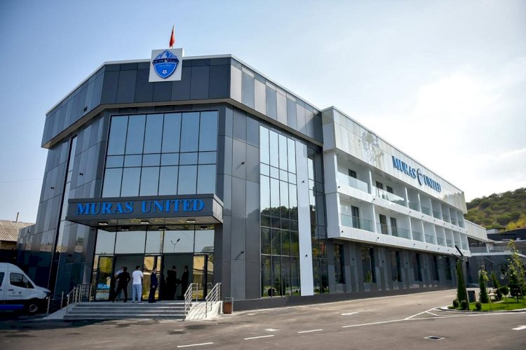 “Президент топ тээп” өлкө башчы Садыр Жапаров  Жалал-Абад шаарындагы “Мурас Юнайтед” футбол клубунун машыгуу комплекси менен таанышты