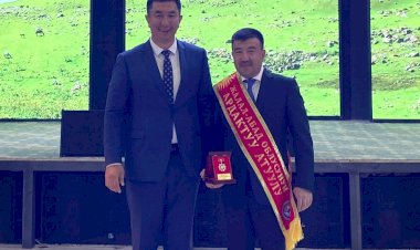 Тилек Текебаев облустун өнүгүүсүнө салым кошкон инсандарга “Жалал-Абад облусунун Ардактуу атуулу” наамдарын ыйгарды