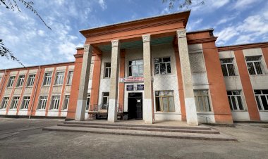 Жалал-Абаддагы мектеп оңдолуп жаткандыгына байланыштуу окуучулар ЖОЖдун имаратында окуп жатышат