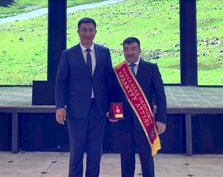 Тилек Текебаев облустун өнүгүүсүнө салым кошкон инсандарга “Жалал-Абад облусунун Ардактуу атуулу” наамдарын ыйгарды