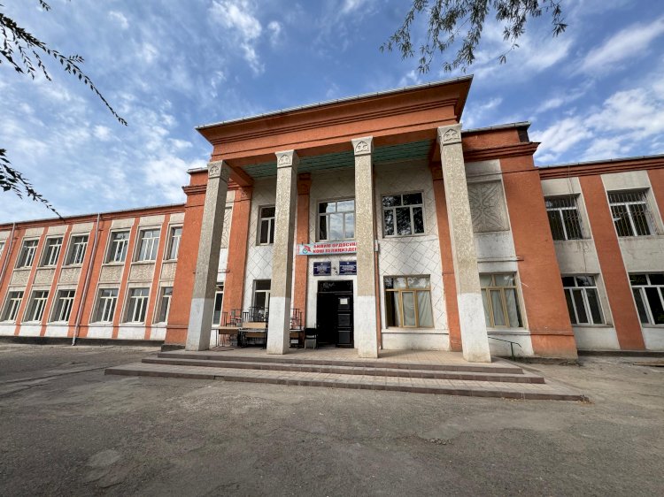 Жалал-Абаддагы мектеп оңдолуп жаткандыгына байланыштуу окуучулар ЖОЖдун имаратында окуп жатышат