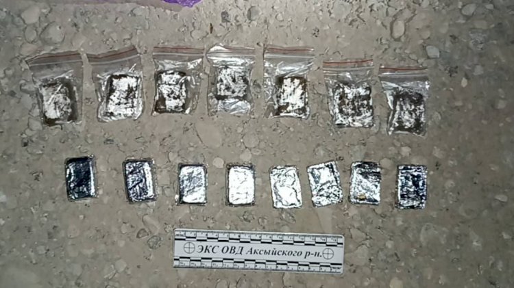 Аксы районунда баңгизатын сатып жүргөн эки жаран камакка алынды