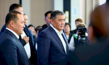 К. Ташиев Манас шаарындагы мектептерге 100 даана интерактивдүү доскаларды тапшырды