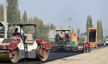 Кербен шаарындагы негизги делген эки көчө кеңейтилип, асфальт төшөлүп жатат