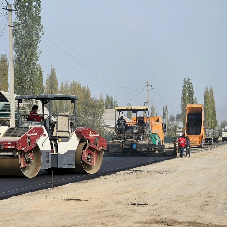 Кербен шаарындагы негизги делген эки көчө кеңейтилип, асфальт төшөлүп жатат