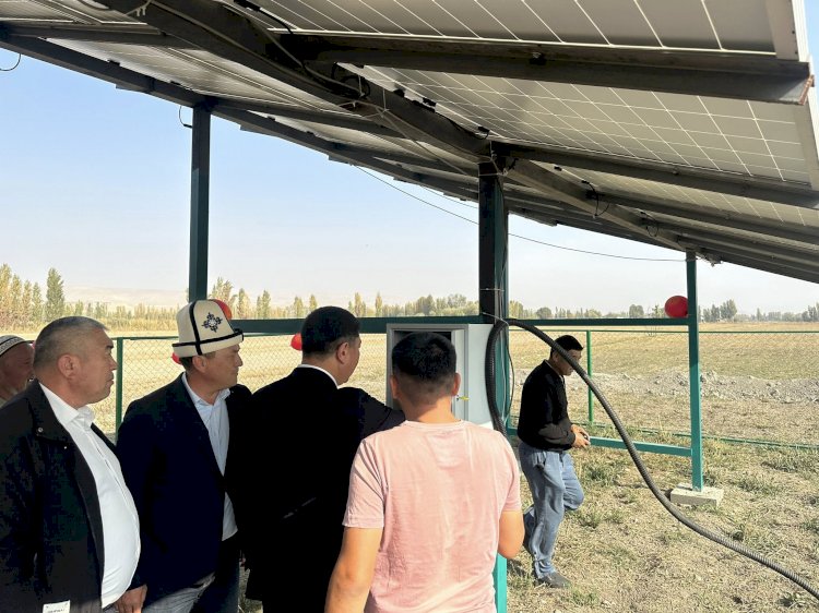 Кара-Дарыя айылында күн панелинин жардамы менен таза суу чыгарылууда