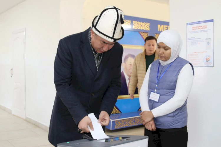 Тилек Текебаев №2118 шайлоо тилкесинде добуш берүүгө катышты