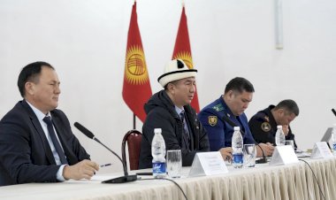 Облус башчысы Тилек Текебаев Сузак районунун тургундары менен жолугушту