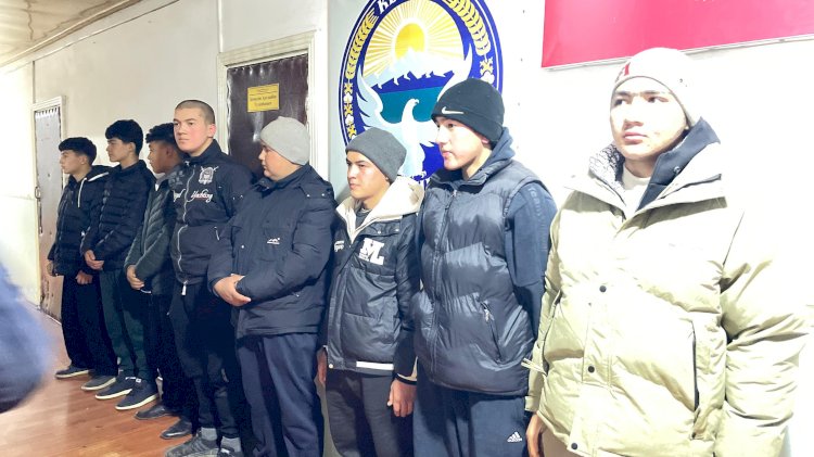 Манаста түнкүсүн көчөдө жүргөн өспүрүм балдардын ата-энелерине жалпы 40 миң сом айып пулдар салынды