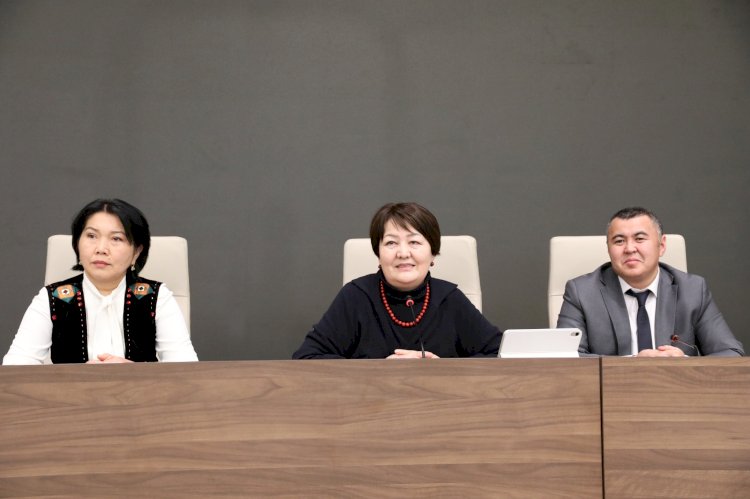 Агартуу министри Жалал-Абадда мектеп директорлору менен жолугушту