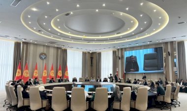 Жалал-Абадда алгачкы жолу облус башчысынын окуучулар арасындагы предметтик олимпиадасынын жеңүүчүлөрү сыйланды (сүрөт баян)