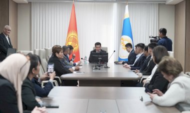 Тилек Текебаев олимпиада жеңүүчүлөрүнө сыйлыктарды тапшырды