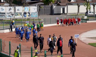 Жалал-Абад: Дене тарбия жана спорт кызматкерлеринин күнүнө карата кичи футбол мелдеши өтүүдө