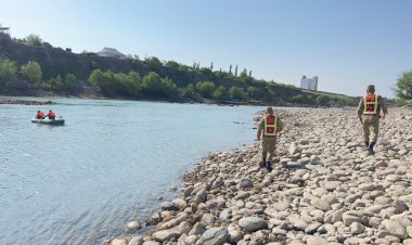 Тогуз-Тородо 5 күн мурда Нарын дарыяга агып кеткен адамды Токтогулдан да издеп жатышат