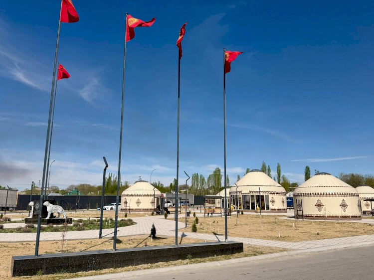 Облус башчысы Тилек Текебаев "Кең-Сай" көзөмөл өткөрүү пунктунда курулган туристтик объект менен таанышты