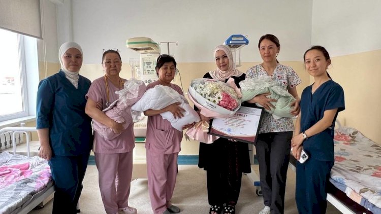 Манас шаарында төрөлгөн 3 эмдин үй-бүлөсүнө 100 000 сомдун сертификаты тапшырылды